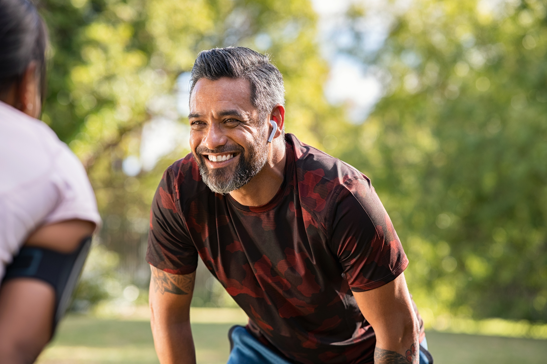 Two people taking a break during outdoor exercise